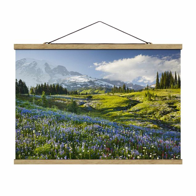 Foto su tessuto da parete con bastone - Prato di montagna con fiori blu davanti al monte Rainier