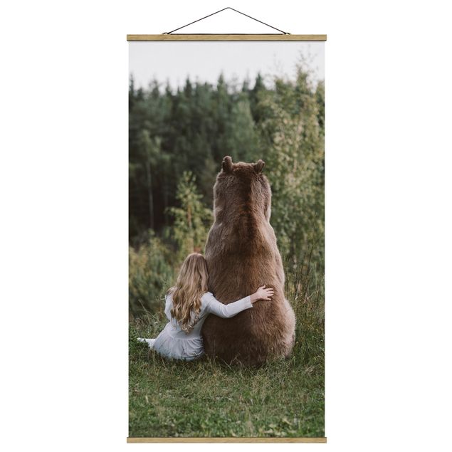 Quadro su tessuto con stecche per poster - Ragazza con l'orso Brown - Verticale 2:1