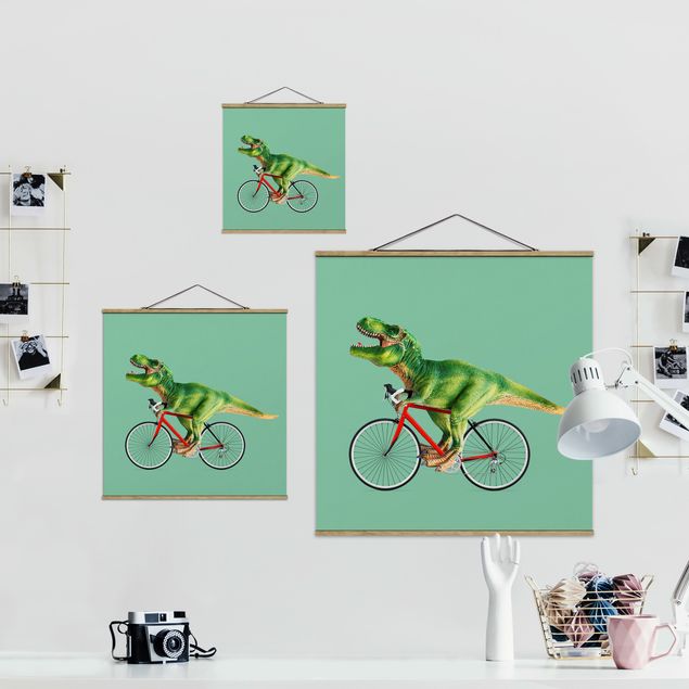 Quadro su tessuto con stecche per poster - Dinosauro con la bicicletta - Quadrato 1:1
