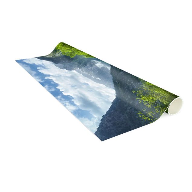 Tappeti foresta Lago di montagna con riflessi d'acqua