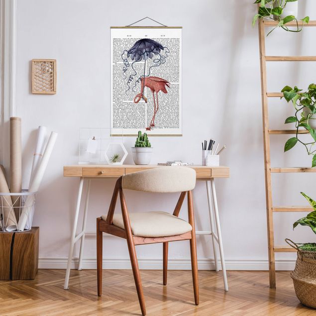 Foto su tessuto da parete con bastone - Reading Animal - Flamingo con l'ombrello - Verticale 3:2