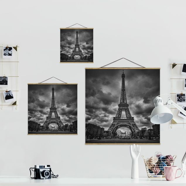 Quadro su tessuto con stecche per poster - Torre Eiffel di nuvole in bianco e nero - Quadrato 1:1