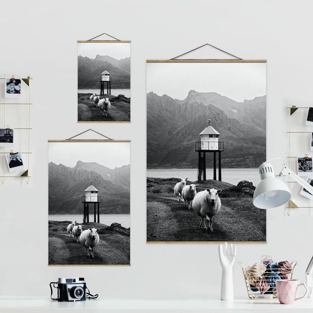 Foto su tessuto da parete con bastone - Tre pecore sulle Isole Lofoten - Verticale 2:3