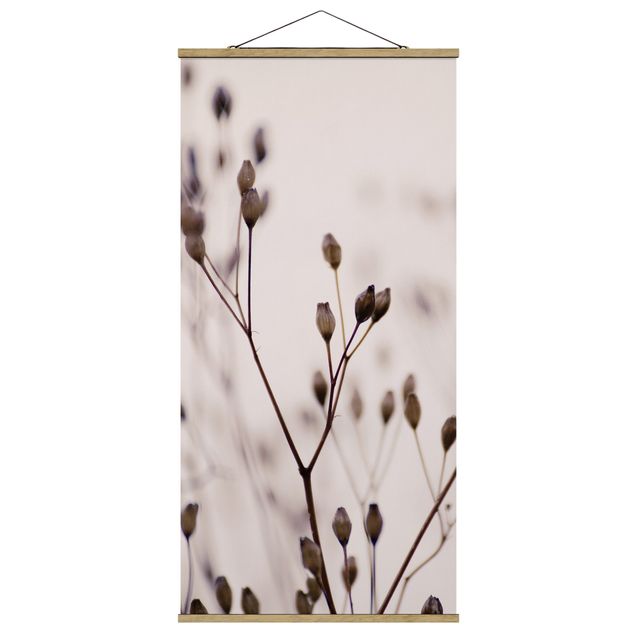 Foto su tessuto da parete con bastone - Gemme scure su ramo di fiori selvatici - Verticale 1:2