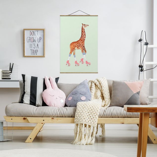 Foto su tessuto da parete con bastone - Giraffa con Pattini a rotelle - Verticale 3:2