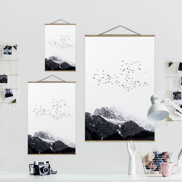 Foto su tessuto da parete con bastone - Stormo di uccelli davanti a montagne bianco e nero - Verticale 3:2