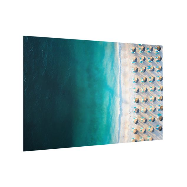 Paraschizzi in vetro - Spiaggia sabbiosa bianca con ombrelloni di paglia - Formato orizzontale 3:2