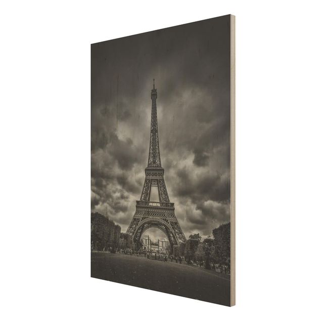 Quadro in legno - Torre Eiffel Davanti Nubi In Bianco e nero - Verticale 3:4