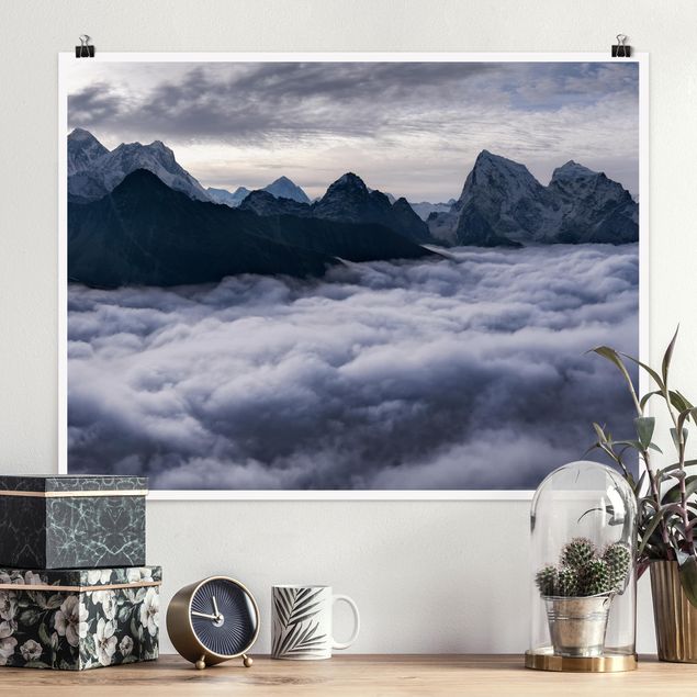 Poster bianco e nero formato orizzontale Mare di nuvole nell'Himalaya