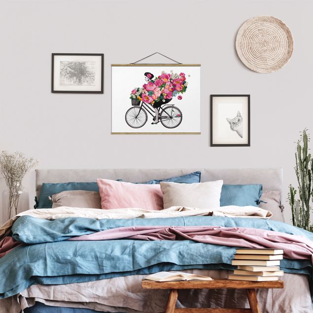 Foto su tessuto da parete con bastone - Laura Graves - Illustrazione Donna in bicicletta Collage fiori variopinti - Orizzontale 3:4