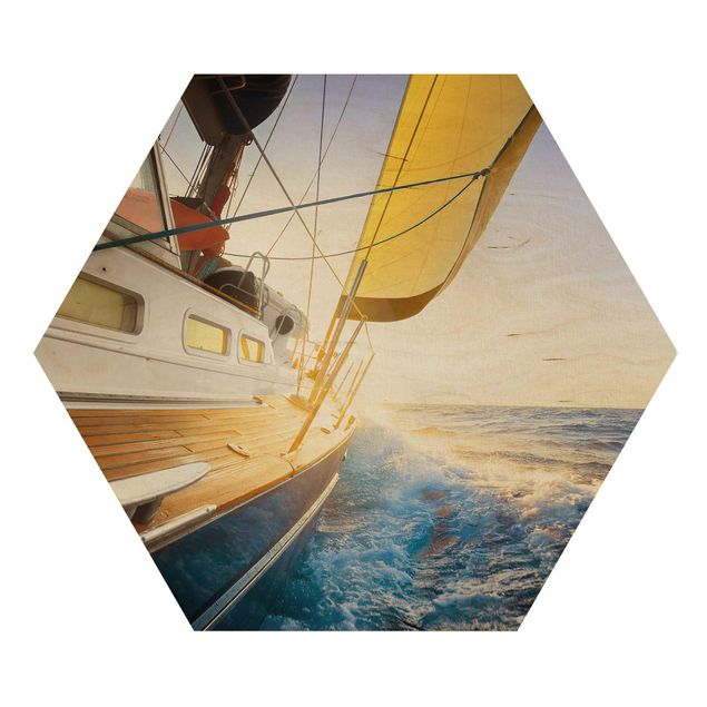 Esagono in legno - Barca a vela sul mare blu In Sole