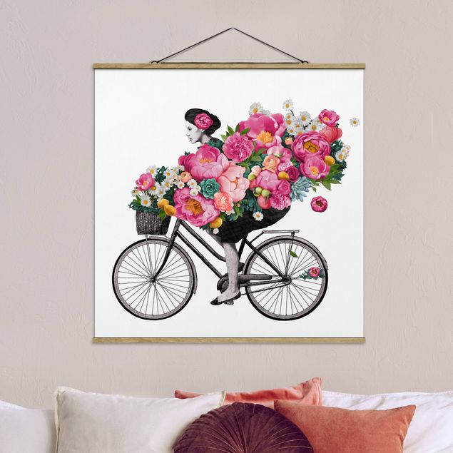 Quadro su tessuto con stecche per poster - Laura Graves - Illustrazione Donna in bicicletta Collage fiori variopinti - Quadrato 1:1