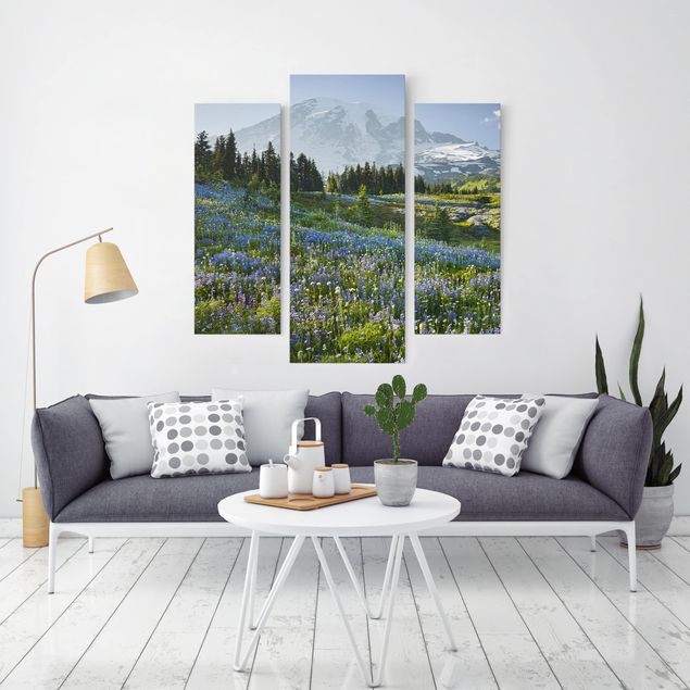 Quadri foresta Prato di montagna con fiori blu davanti al monte Rainier