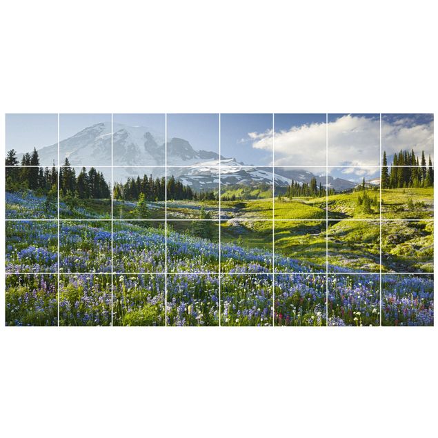 Adesivo per piastrelle - Prato di montagna con fiori blu davanti al monte Rainier