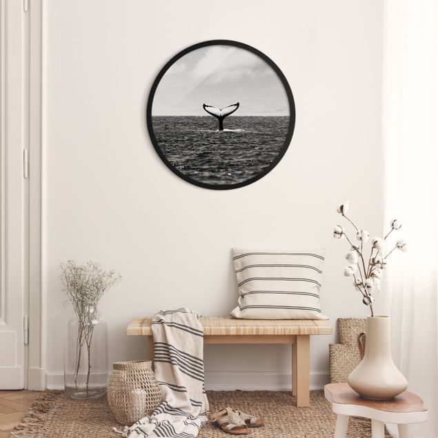 Poster con cornice rotonda Pinna di coda in mezzo all'oceano