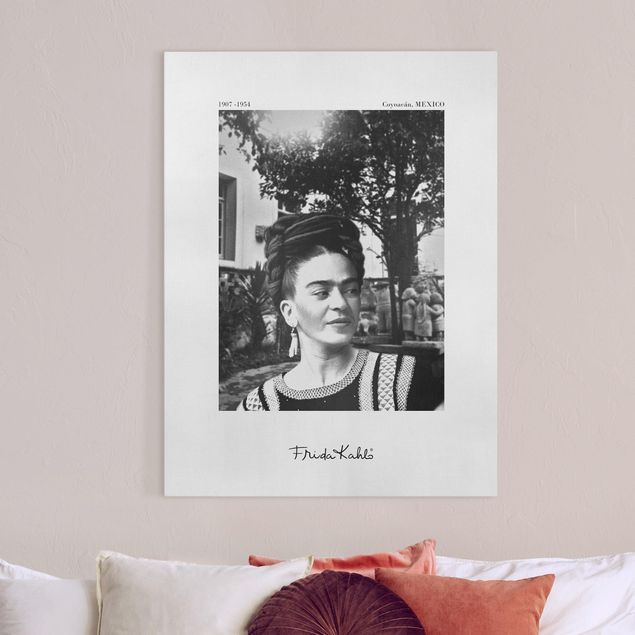 Stampa su tela bianco e nero Ritratto fotografico di Frida Kahlo in giardino