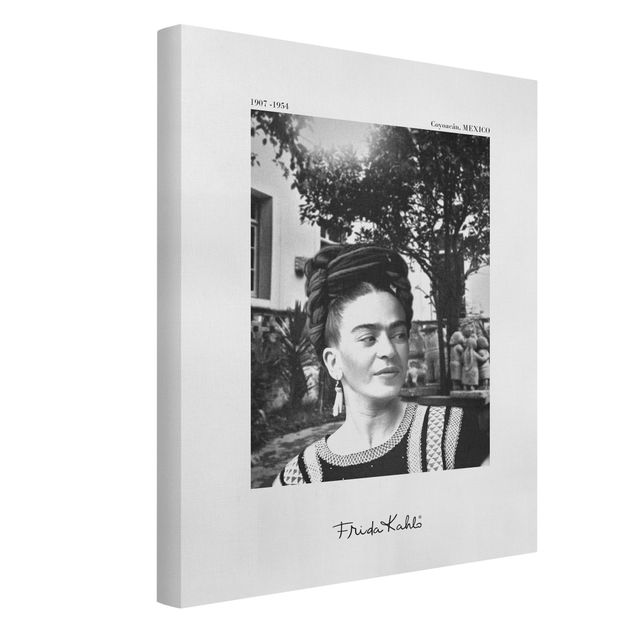 Stampa su tela Ritratto fotografico di Frida Kahlo in giardino