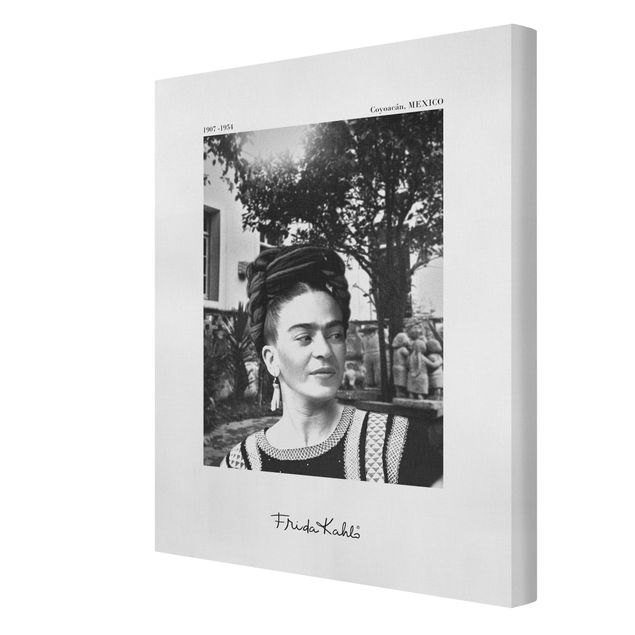 Stampa su tela - Ritratto fotografico di Frida Kahlo in giardino - Formato verticale 3:4