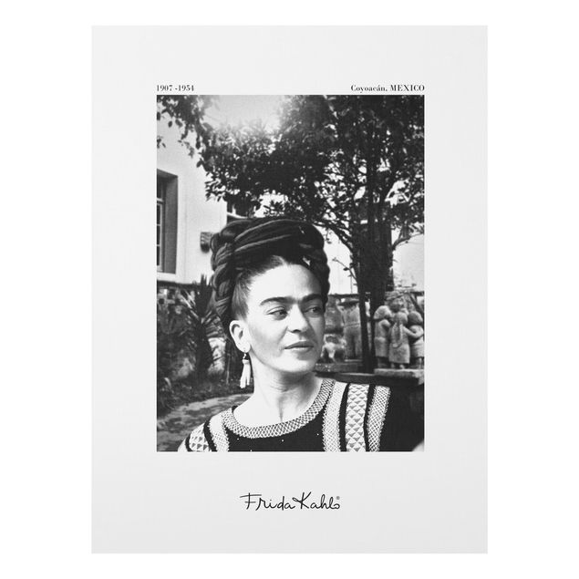 Quadro in vetro - Ritratto fotografico di Frida Kahlo in giardino