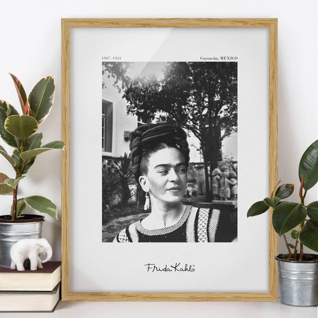 Poster con cornice - Ritratto fotografico di Frida Kahlo in giardino