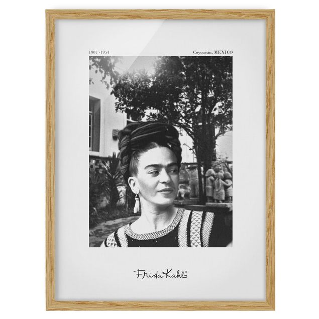 Poster con cornice - Ritratto fotografico di Frida Kahlo in giardino