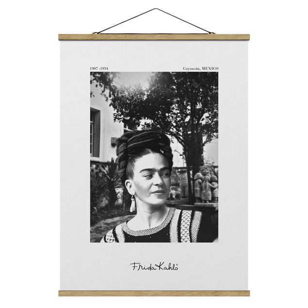 Foto su tessuto da parete con bastone - Ritratto fotografico di Frida Kahlo in giardino - Formato verticale 3:4