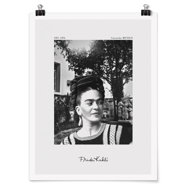 Poster riproduzione - Ritratto fotografico di Frida Kahlo in giardino