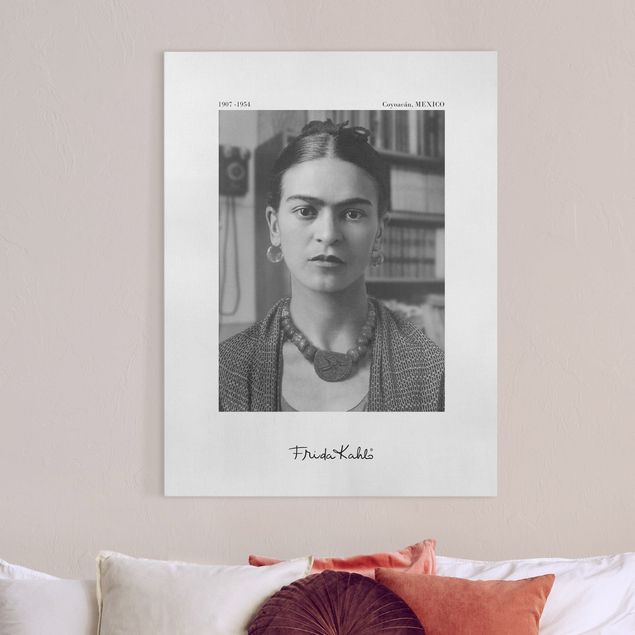 Stampe su tela bianco e nero Ritratto fotografico di Frida Kahlo in casa