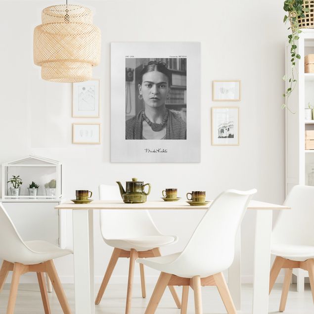Quadri moderni per soggiorno Ritratto fotografico di Frida Kahlo in casa