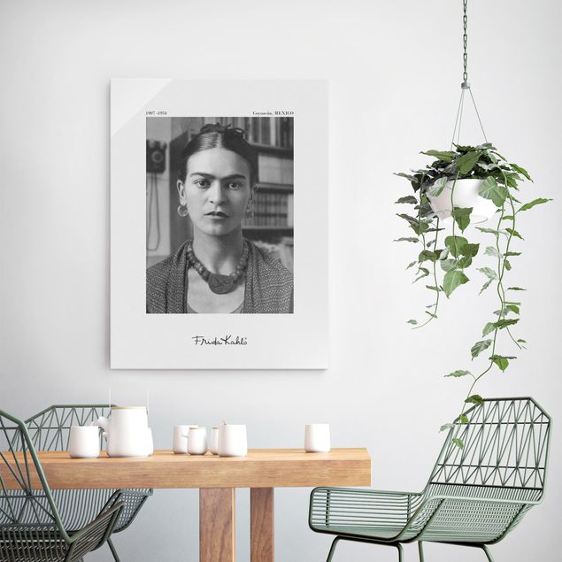 Quadro in vetro - Ritratto fotografico di Frida Kahlo in casa