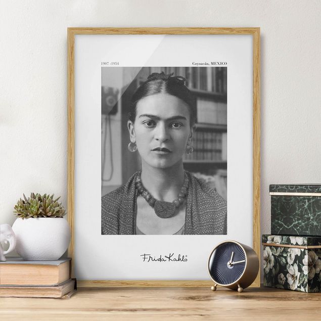Poster con cornice - Ritratto fotografico di Frida Kahlo in casa