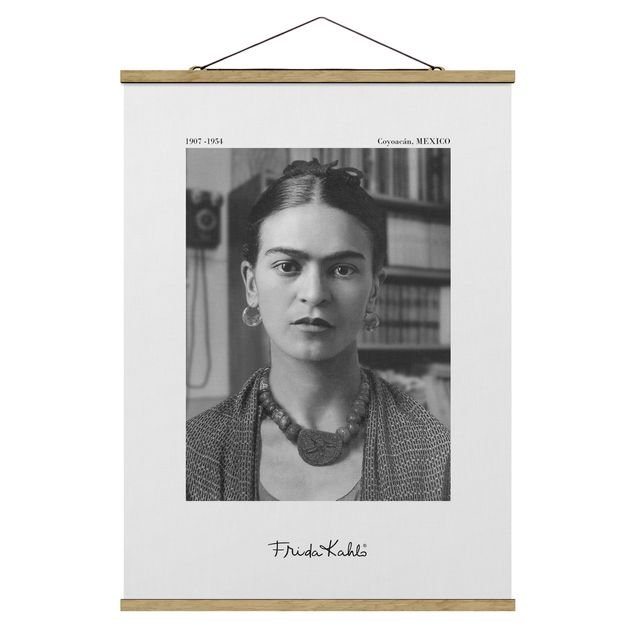 Foto su tessuto da parete con bastone - Ritratto fotografico di Frida Kahlo in casa - Formato verticale 3:4