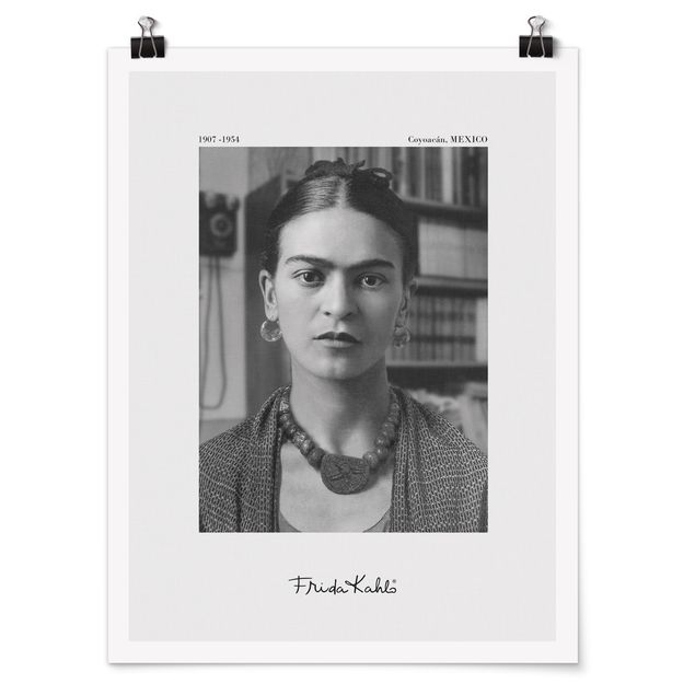 Poster riproduzione - Ritratto fotografico di Frida Kahlo in casa