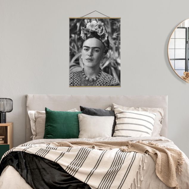 Foto su tessuto da parete con bastone - Ritratto fotografico di Frida Kahlo con corona di fiori - Formato verticale 3:4