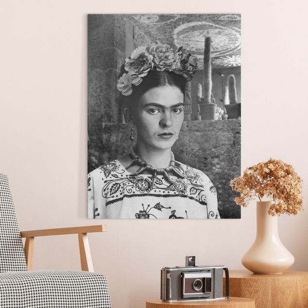 Stampe su tela bianco e nero Ritratto fotografico di Frida Kahlo davanti a un cactus