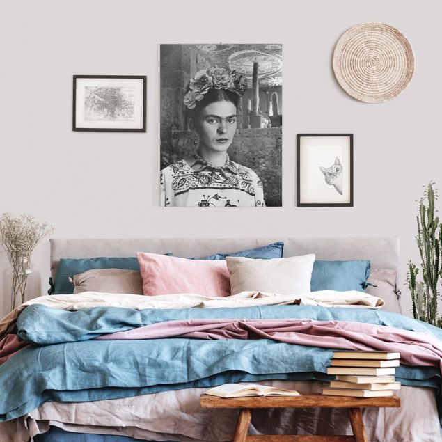 Riproduzione quadri su tela Ritratto fotografico di Frida Kahlo davanti a un cactus
