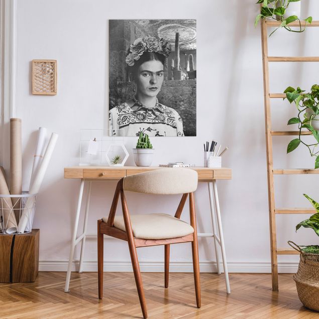 Quadri moderni per soggiorno Ritratto fotografico di Frida Kahlo davanti a un cactus