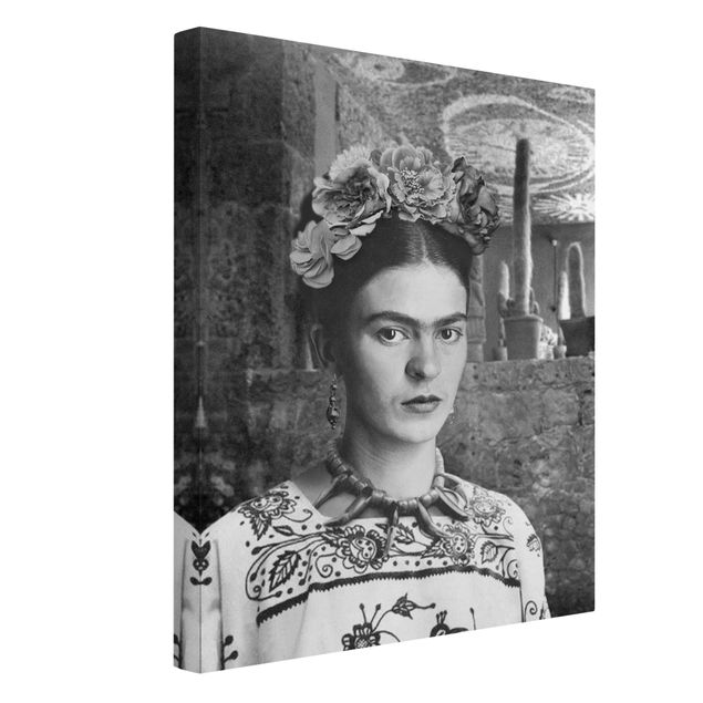 Stampe su tela Ritratto fotografico di Frida Kahlo davanti a un cactus