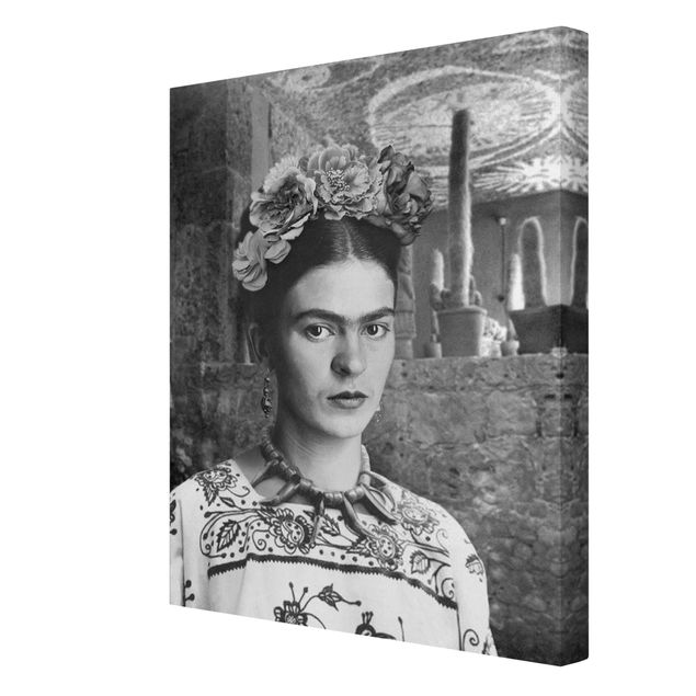 Stampa su tela - Ritratto fotografico di Frida Kahlo davanti a un cactus - Formato verticale 3:4