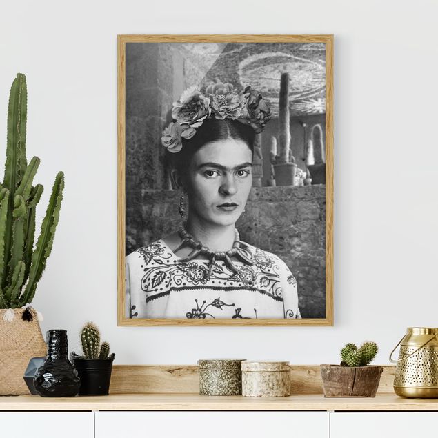 Poster con cornice - Ritratto fotografico di Frida Kahlo davanti a un cactus