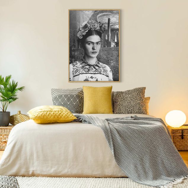 Poster con cornice - Ritratto fotografico di Frida Kahlo davanti a un cactus