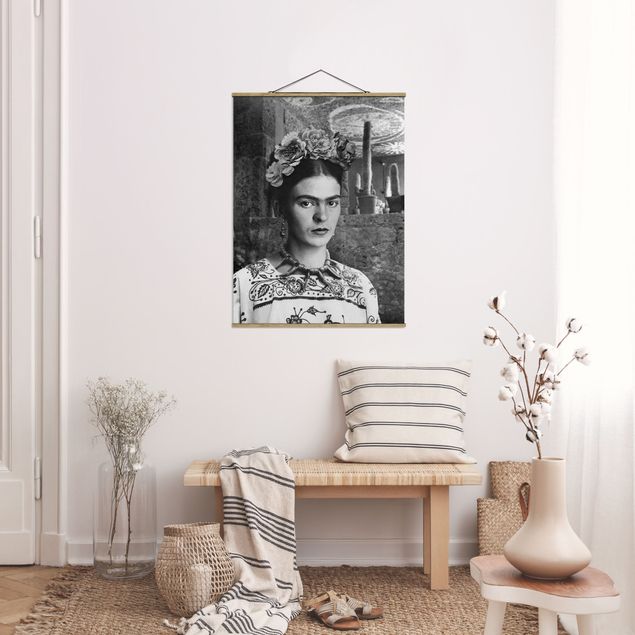Foto su tessuto da parete con bastone - Ritratto fotografico di Frida Kahlo davanti a un cactus - Formato verticale 3:4