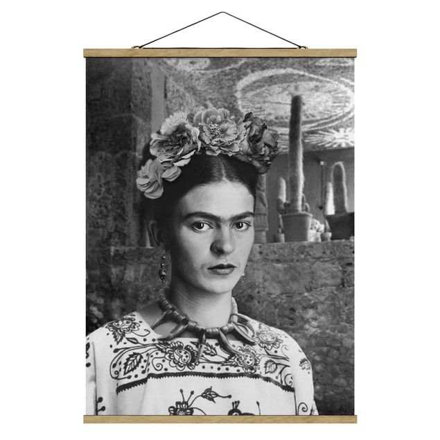 Foto su tessuto da parete con bastone - Ritratto fotografico di Frida Kahlo davanti a un cactus - Formato verticale 3:4