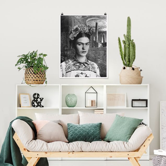 Poster riproduzione - Ritratto fotografico di Frida Kahlo davanti a un cactus