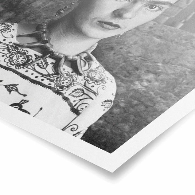 Poster riproduzione - Ritratto fotografico di Frida Kahlo davanti a un cactus