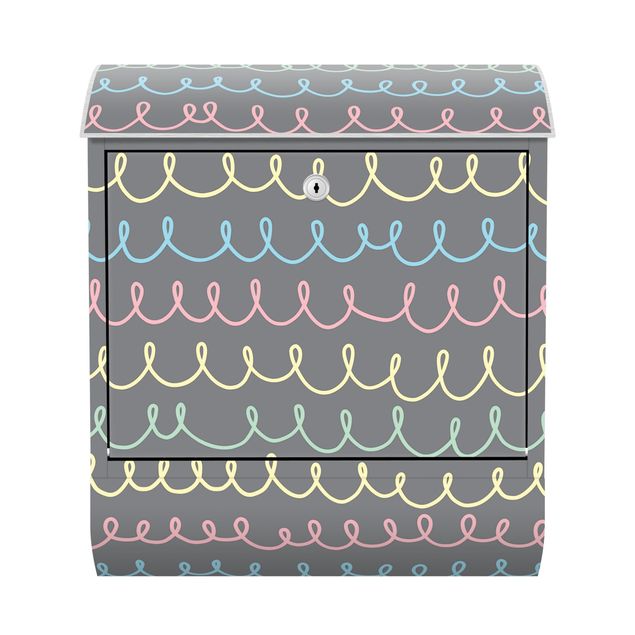 Cassetta postale - Linee sinuose disegnate in pastello su grigio