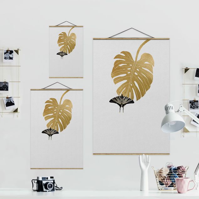Foto su tessuto da parete con bastone - Monstera dorata con farfalla - Verticale 2:3