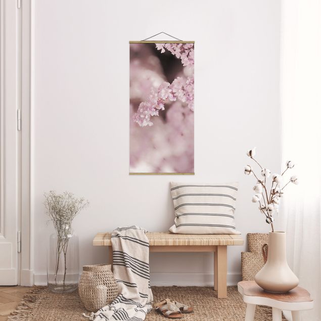Foto su tessuto da parete con bastone - Fiori di ciliegio nella luce viola - Verticale 1:2