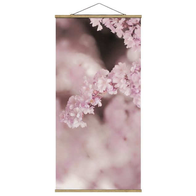 Foto su tessuto da parete con bastone - Fiori di ciliegio nella luce viola - Verticale 1:2