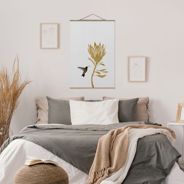 Foto su tessuto da parete con bastone - Colibrì e fiore tropicale dorato - Verticale 2:3
